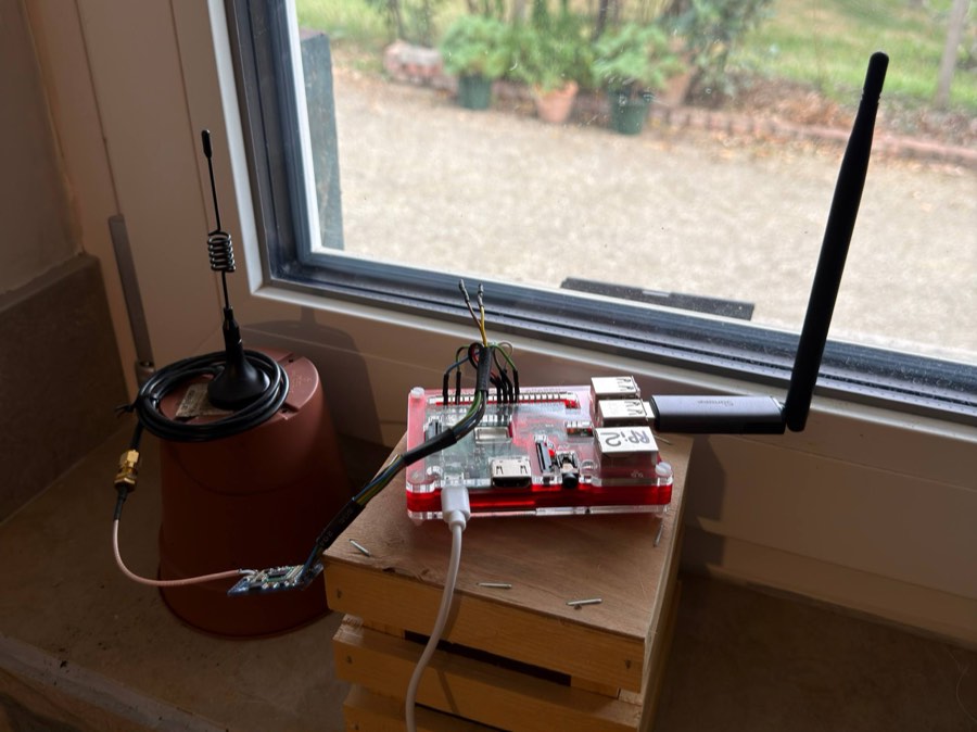 Raspberry Pi con le antenne radio, installato vicino alla finestra di casa