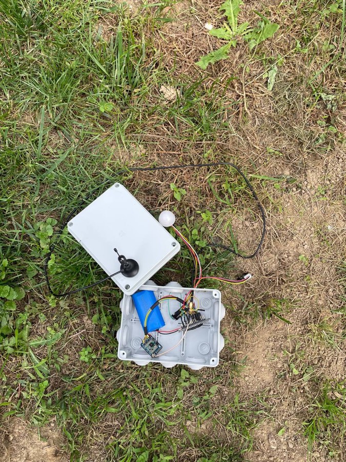 Nodo sensori a batteria nella scatola stagna, aperta sul prato